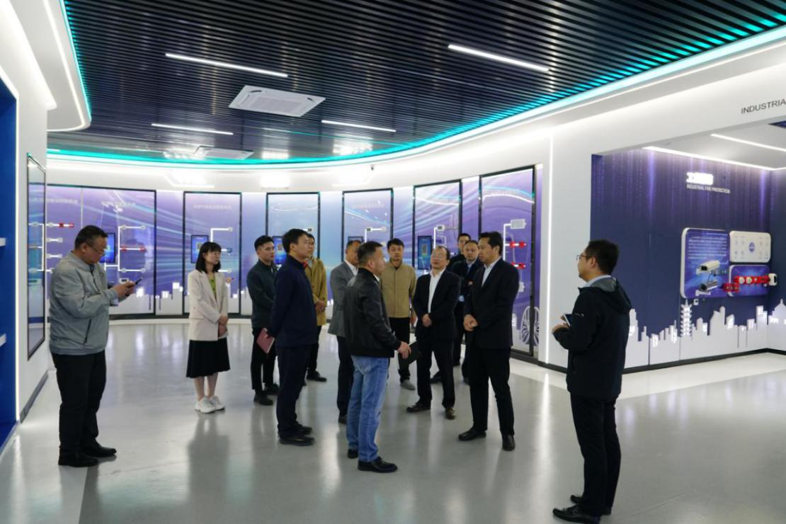 安徽省數(shù)據(jù)資源管理局黨組成員、副局長(zhǎng) 王愛學(xué)一行調(diào)研依愛消防